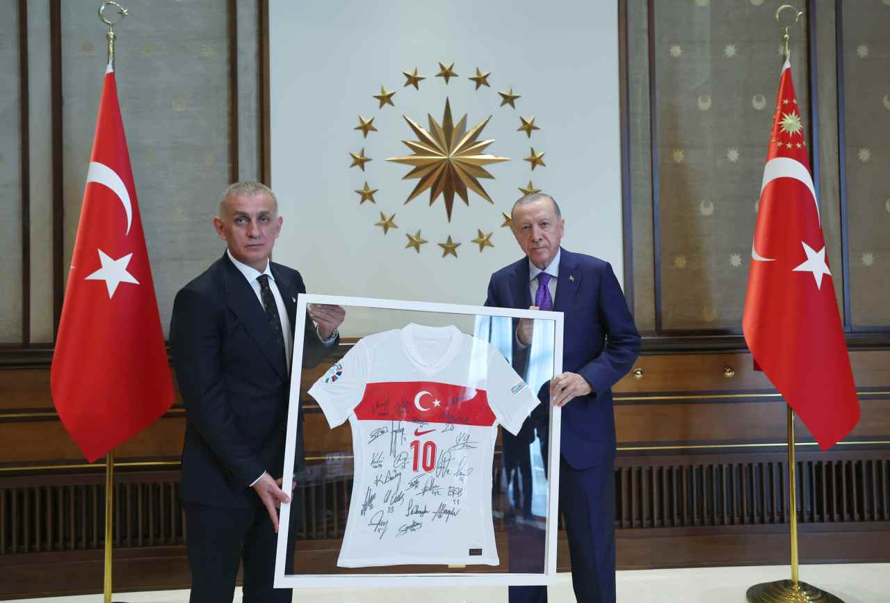 Cumhurbaşkanı Erdoğan, TFF Başkanı Hacıosmanoğlu ve yönetim kurulu üyelerini kabul etti: