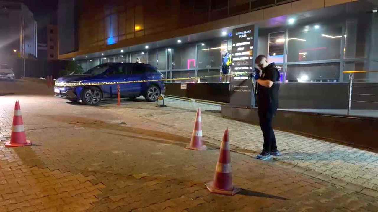 Eski milli futbolcu Serhat Akın Beykoz’da uğradığı silahlı saldırıda ayağından yaralandı