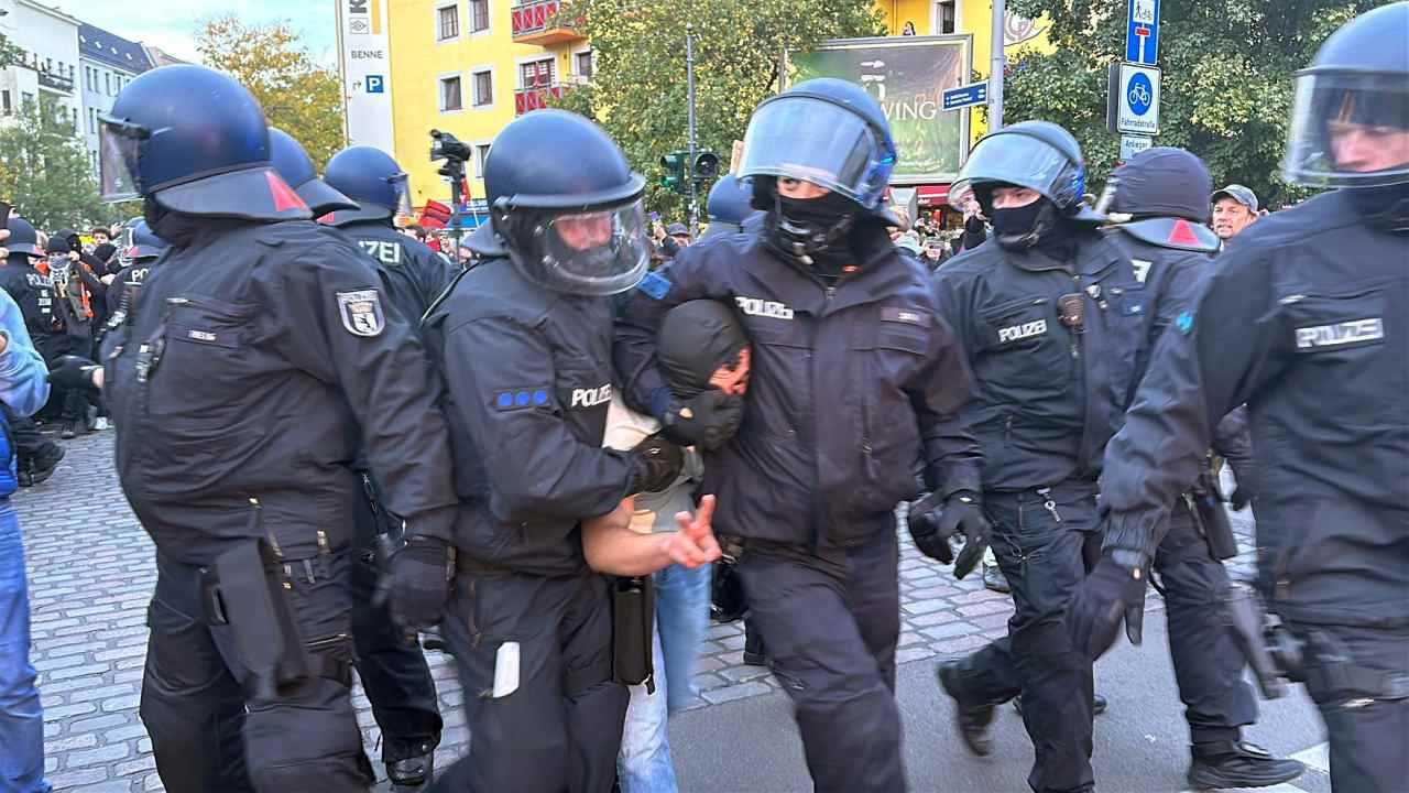 Berlin’de polis, gösteri düzenleyen Filistin destekçilerine sert müdahalede bulundu