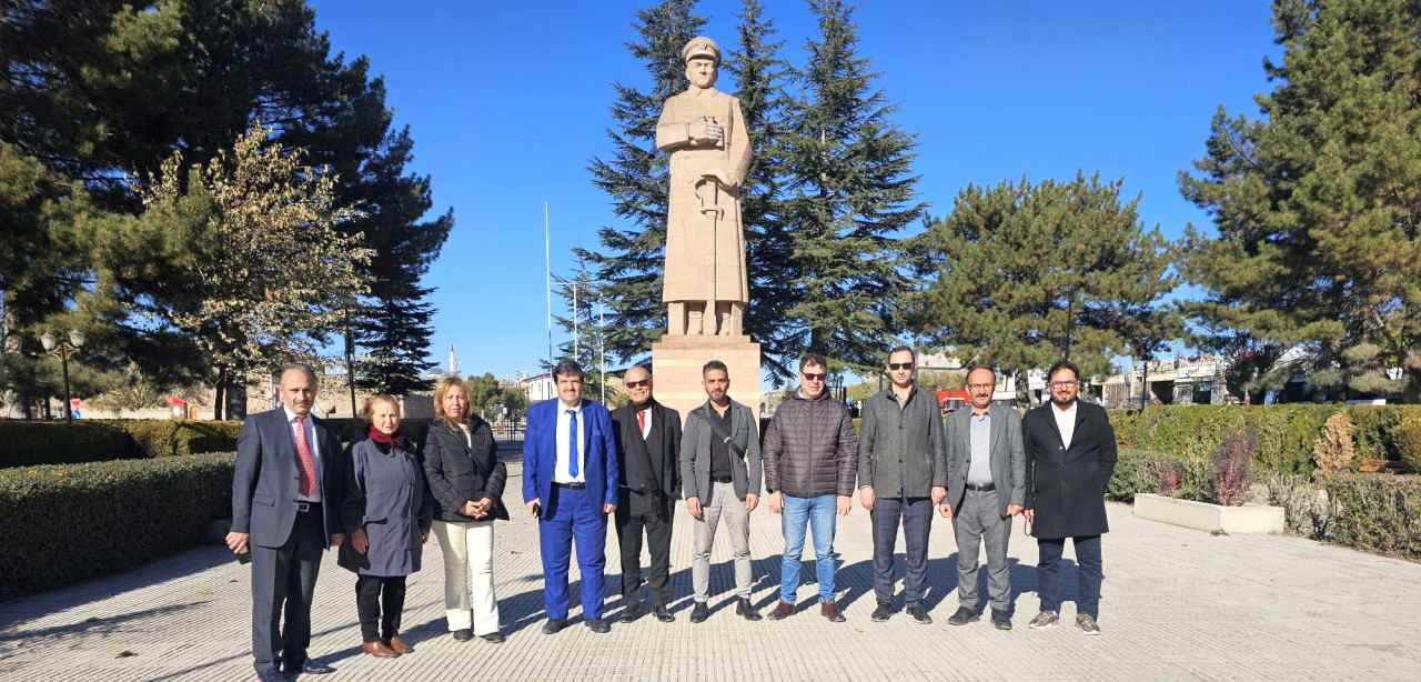 Dünyanın en büyük oyma Atatürk heykeli ziyaretçi akınına uğruyor