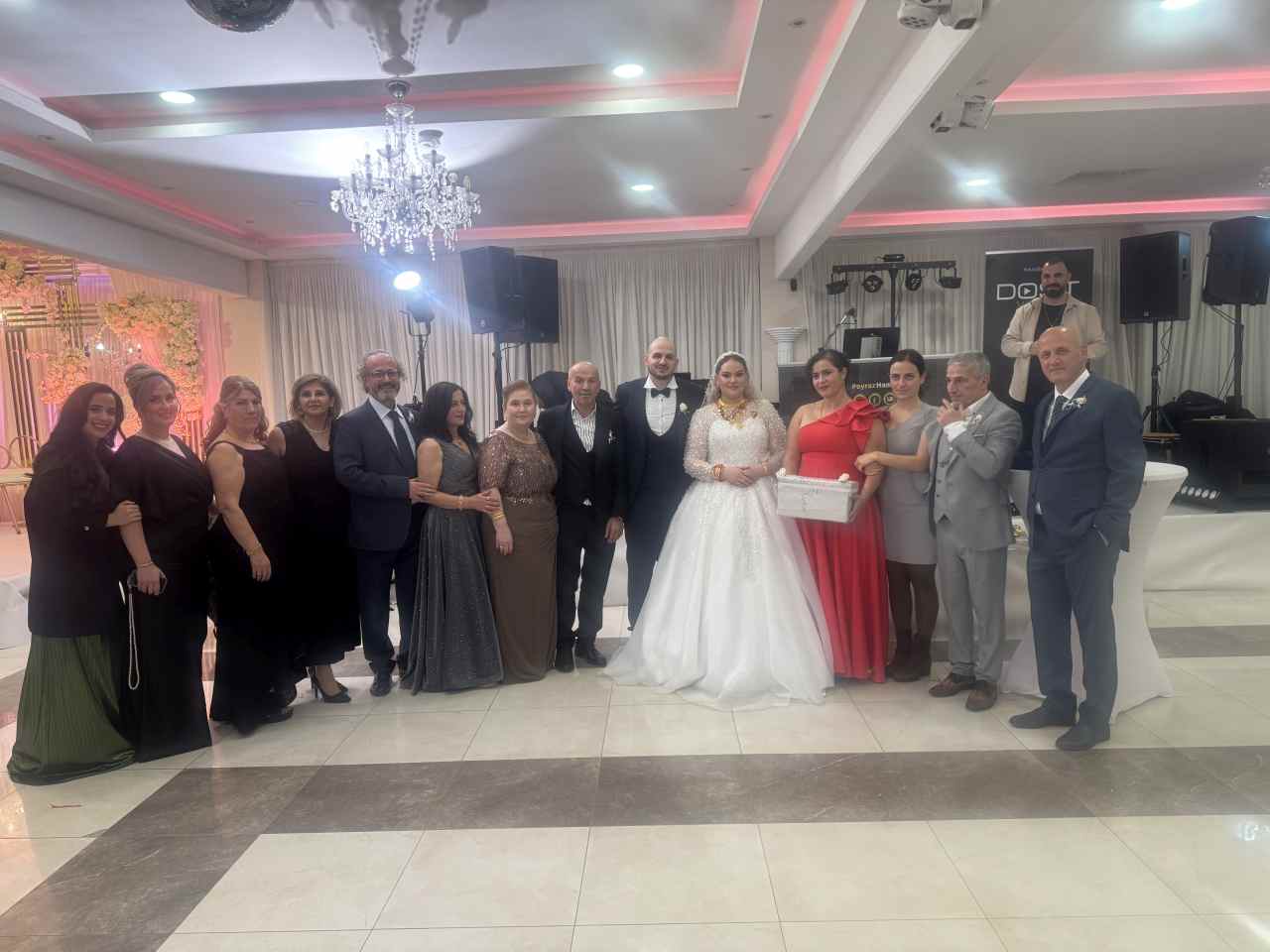 Gökalp ve Altan, yeğenleri Hakan’ı muhteşem bir düğünle evlendirdi