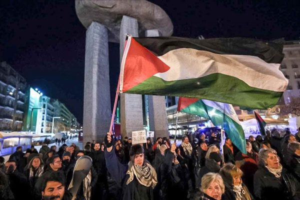 İspanyollar, Madrid’de bulunan Maccabi Tel Aviv takımını ve İsrail’i protesto etti
