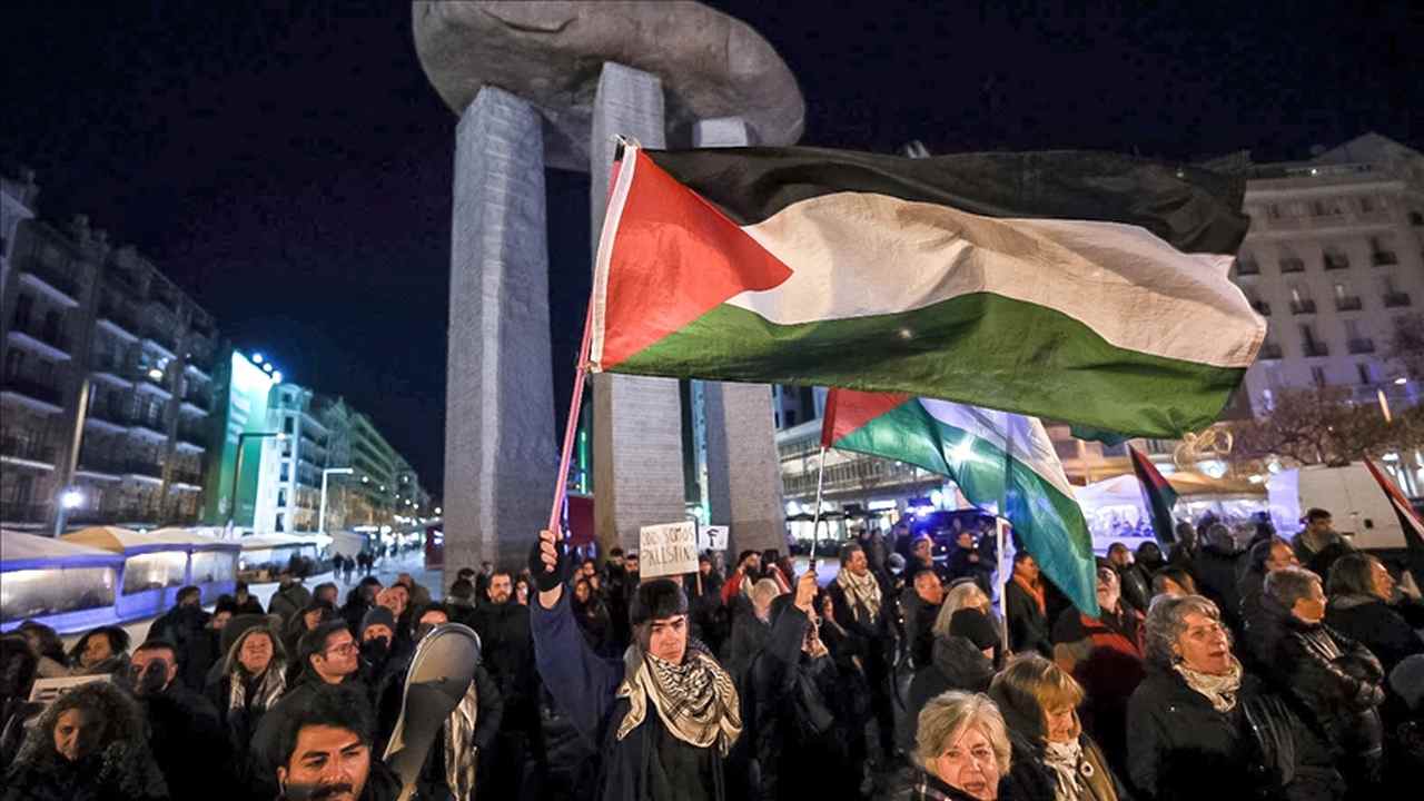İspanyollar, Madrid’de bulunan Maccabi Tel Aviv takımını ve İsrail’i protesto etti