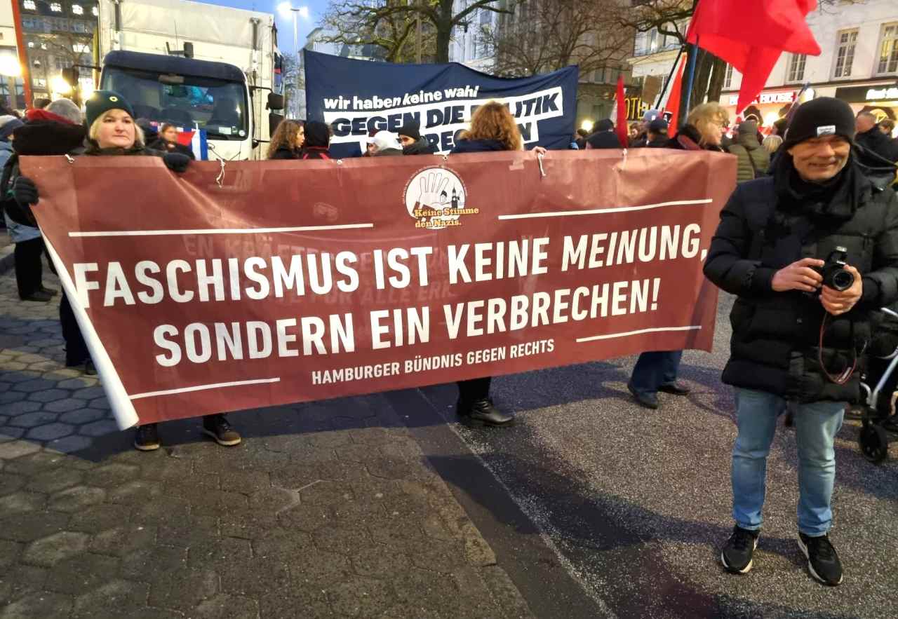 HAMBURG’DA ONBİNLERCE KİŞİ IRKÇILIĞA VE FAŞİZME KARŞI TEK YÜREK OLDU!