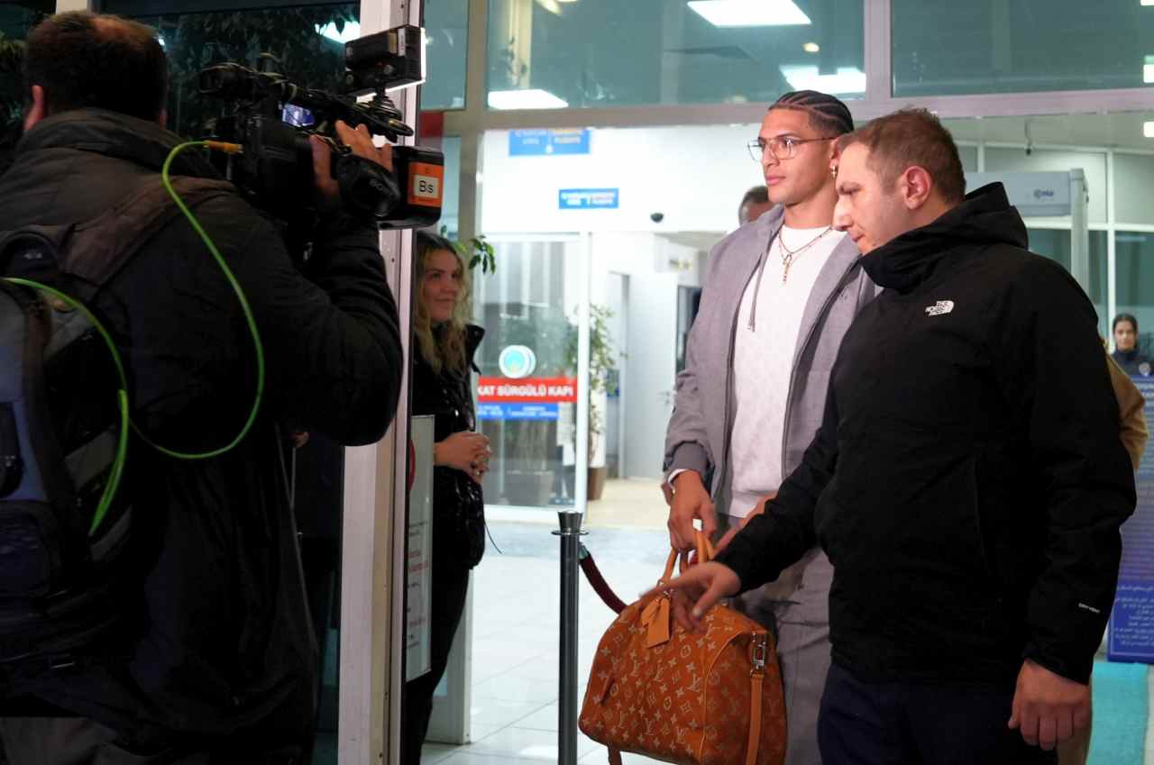 Fenerbahçe’nin prensip anlaşmasına vardığı Diego Carlos, İstanbul’a geldi