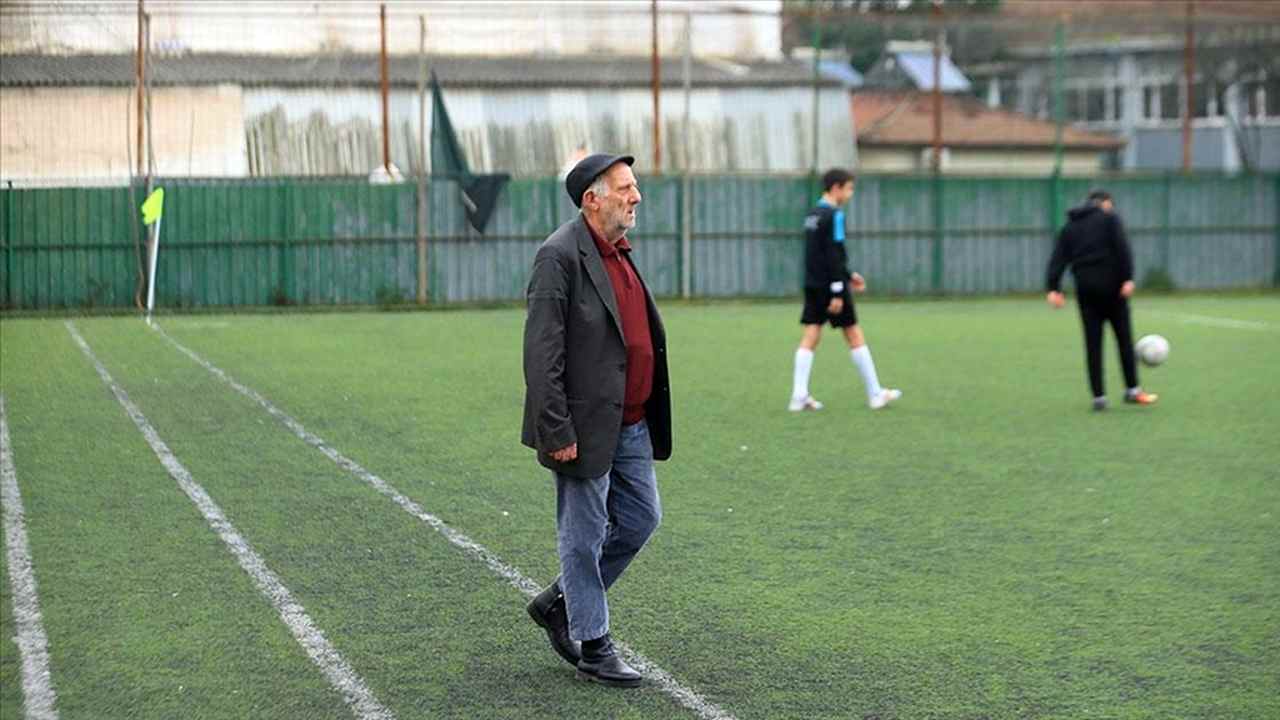 Futbol sevdalısı emektar köfteci, işi bıraktı “hakemliği” bırakamadı