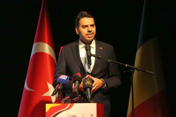 Eren, tekrar zafere ulaşan Saint-Josse Belediye Başkanı Emir Kır’ı tebrik etti