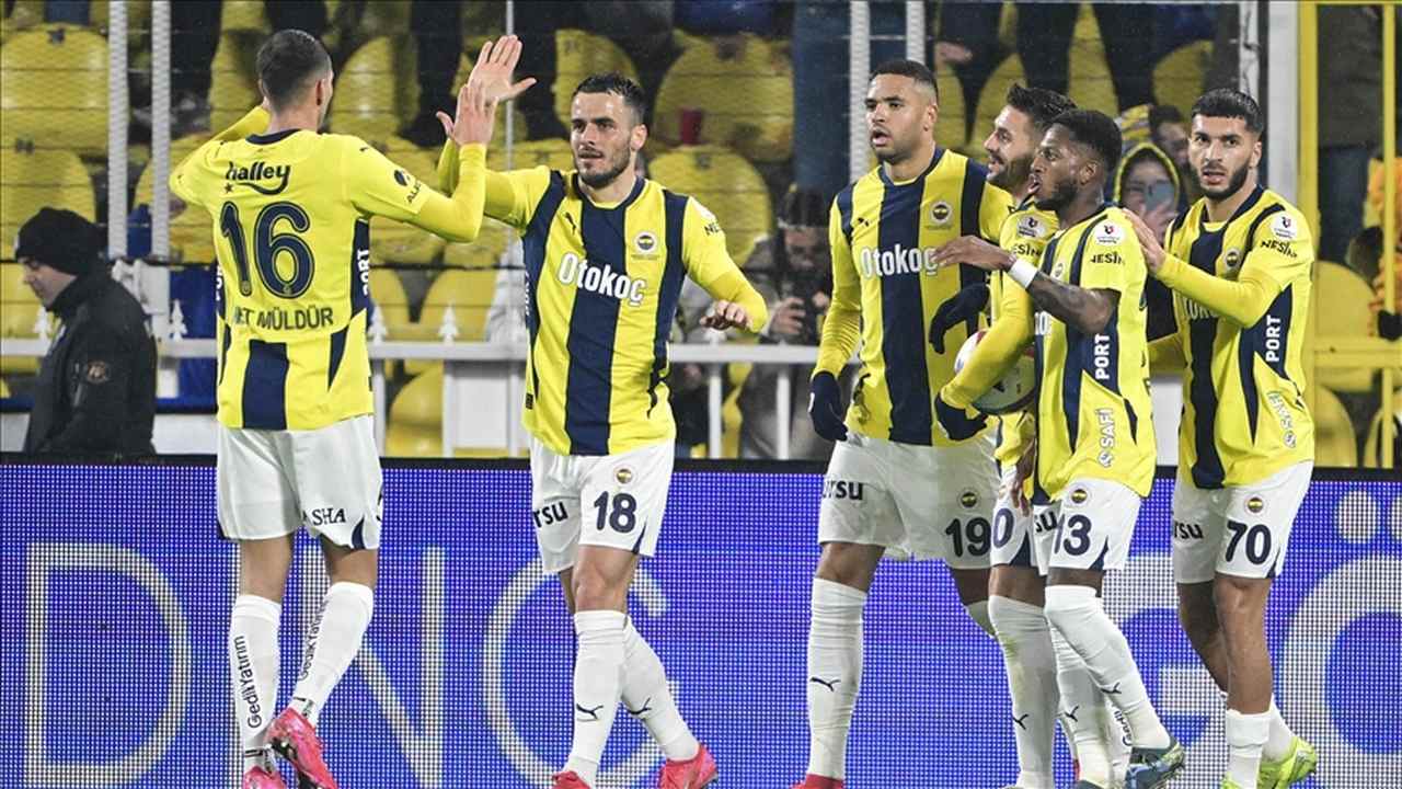 Fenerbahçe, zirveyle arasındaki puan farkını 4’e indirdi