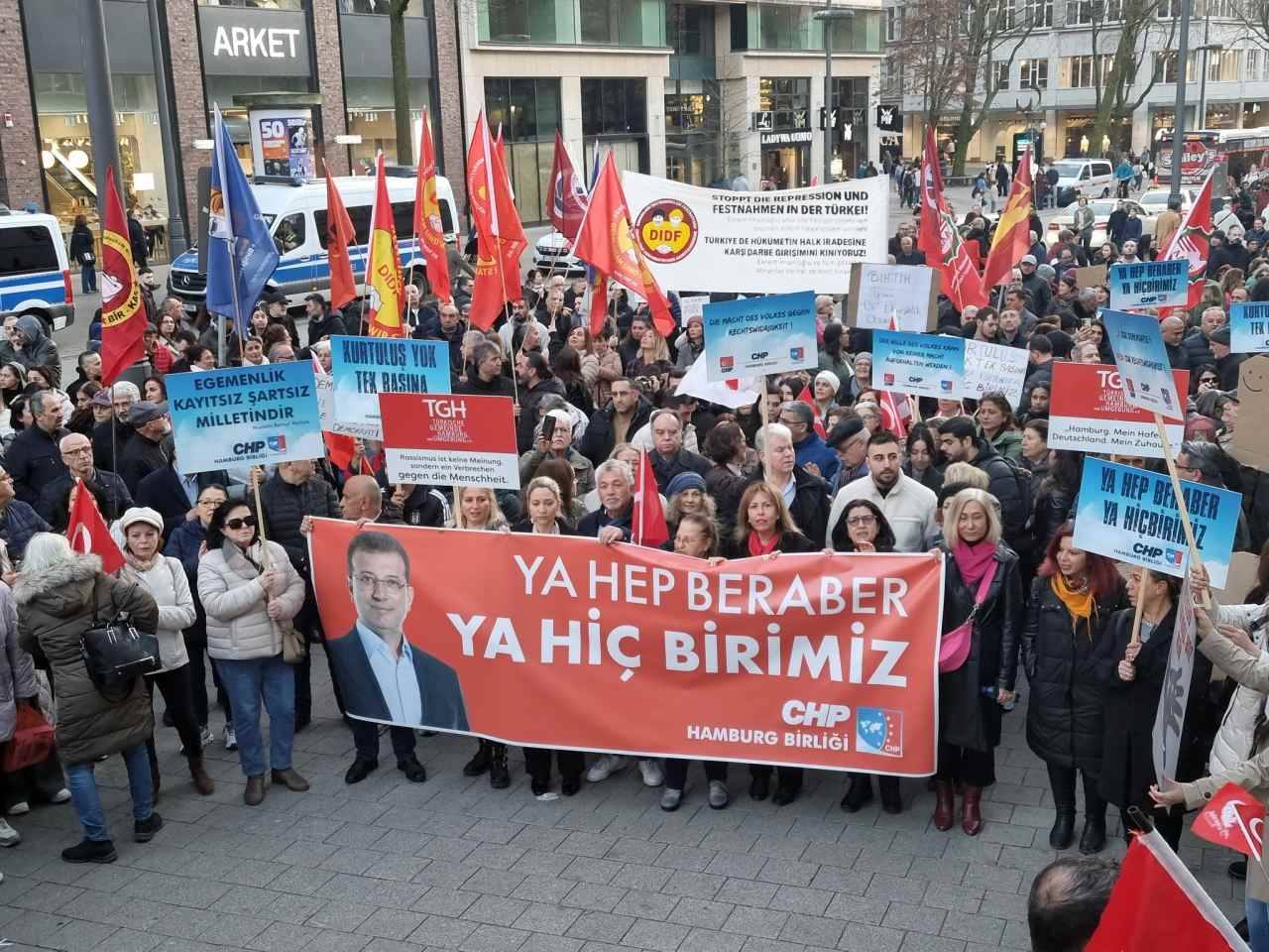 HAMBURG’DA ÇOŞKULU BİR MİTINGLE ÌMAMOĞLU DAYANIŞMA BULUŞMASI GERÇEKLEŞTİ!