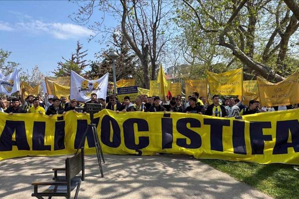 Fenerbahçe taraftarından başkan Ali Koç ve yönetime istifa çağrısı