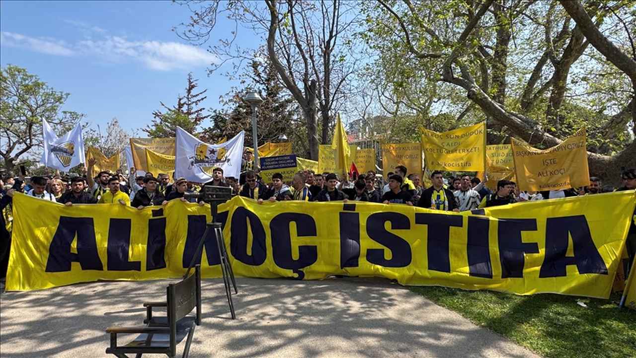 Fenerbahçe taraftarından başkan Ali Koç ve yönetime istifa çağrısı
