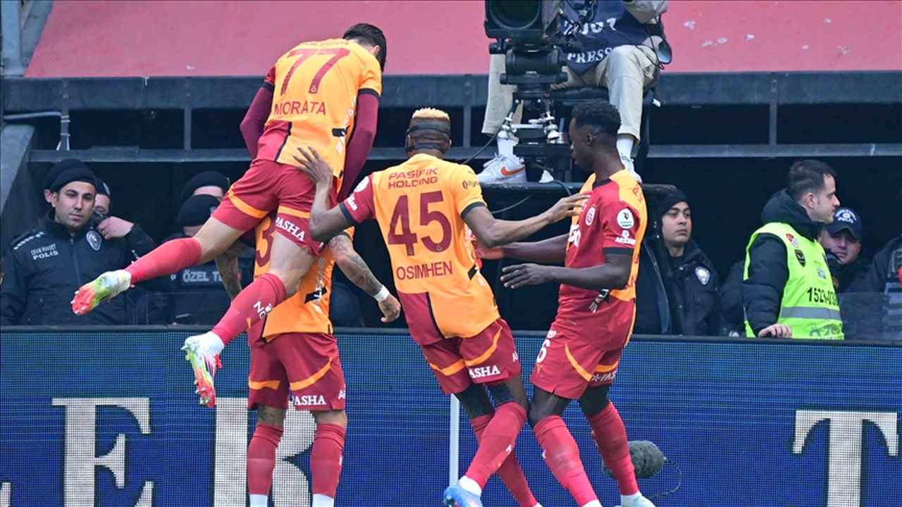 Lider Galatasaray, Sivasspor’u ilk yarım saatte attığı 4 golle geçti