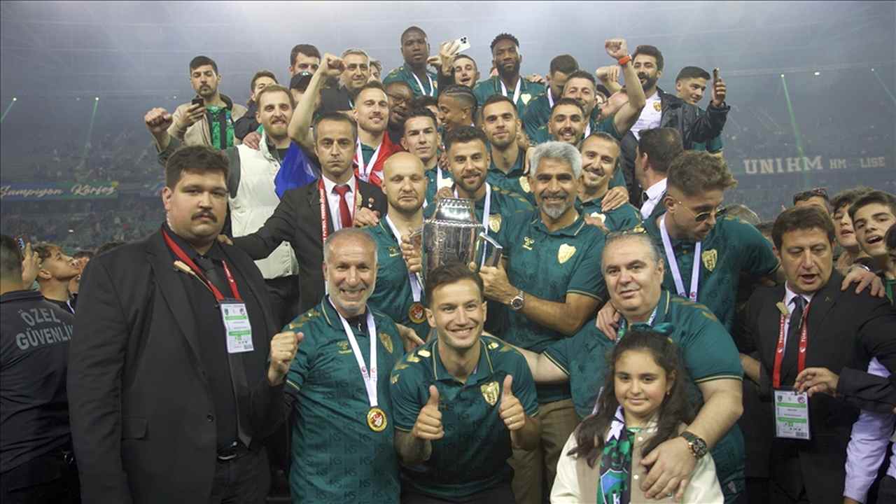 Süper Lig’e yükselen Kocaelispor, şampiyonluk kupasını aldı