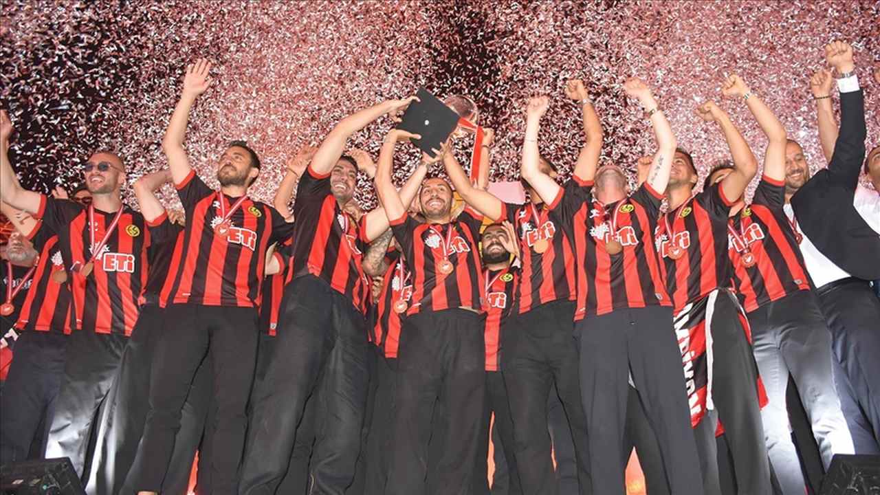 Eskişehirspor’un şampiyonluğu kutlandı