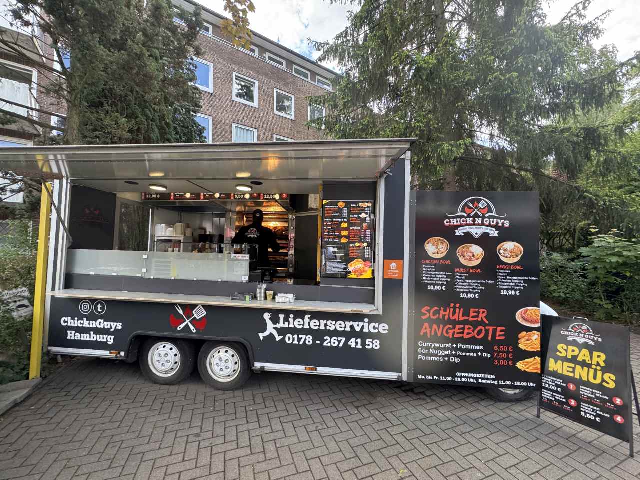 Hamburg’da Lezzet Durağı: Chicknguys Tavuğu REWE Önünde Tadın!