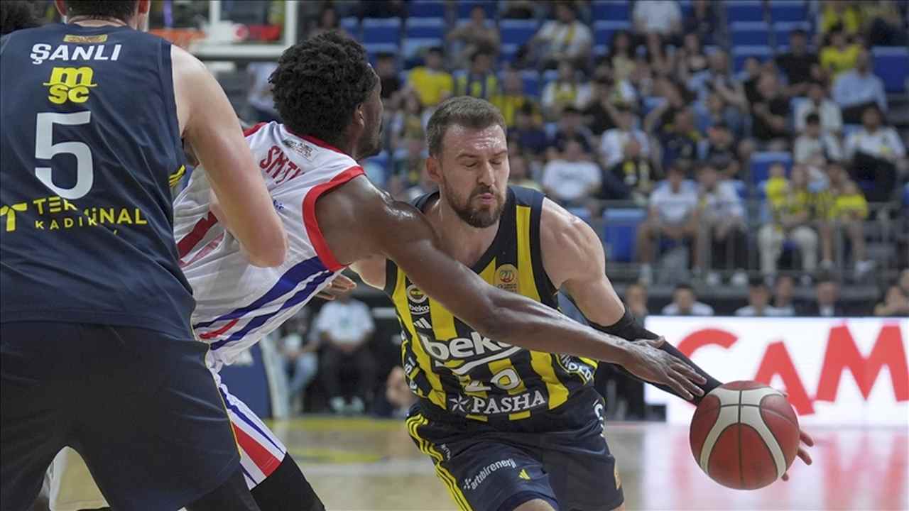 Fenerbahçe Beko, Bahçeşehir Koleji’ni mağlup ederek seride 1-0 öne geçti
