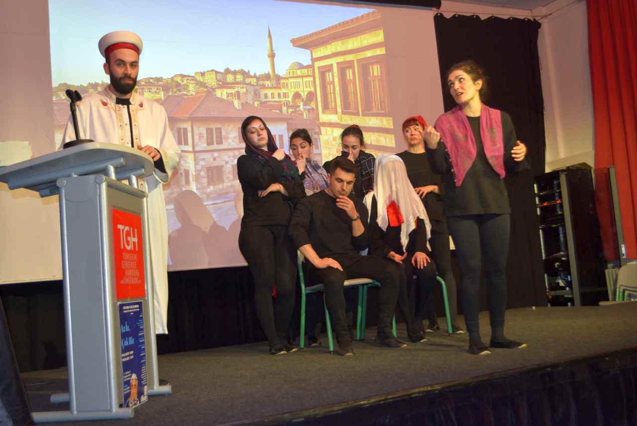 Tiyatro Umay Hamburg’dan Almanya turnesi öncesi son gösterim: “Az İz, Çok Biz” tiyatroseverlerle buluşuyor!