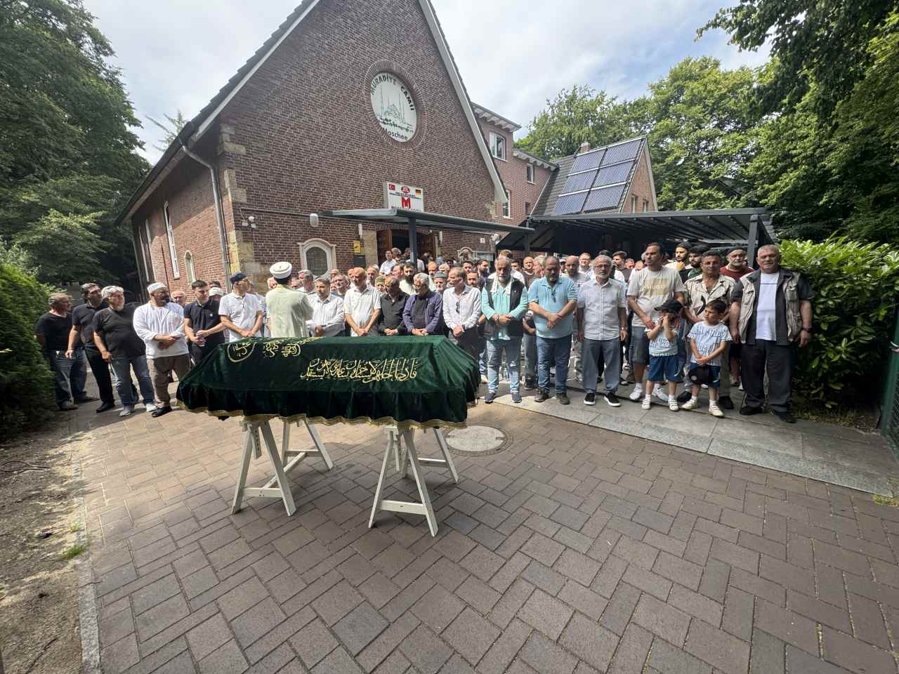 Hamburg’da Acı Gün: Gülfiye Keskin Kartal Dualarla Uğurlandı