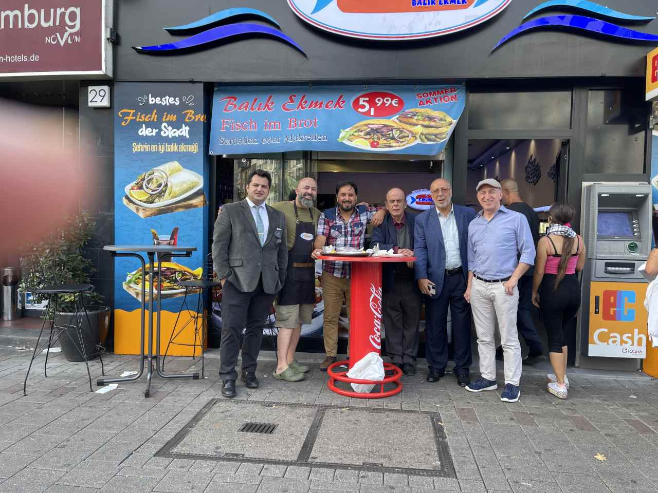 Eminönü Balıkçısı, Hamburg’un Steindamm Caddesinde Balık‑Ekmek Rüzgârı Estiriyor