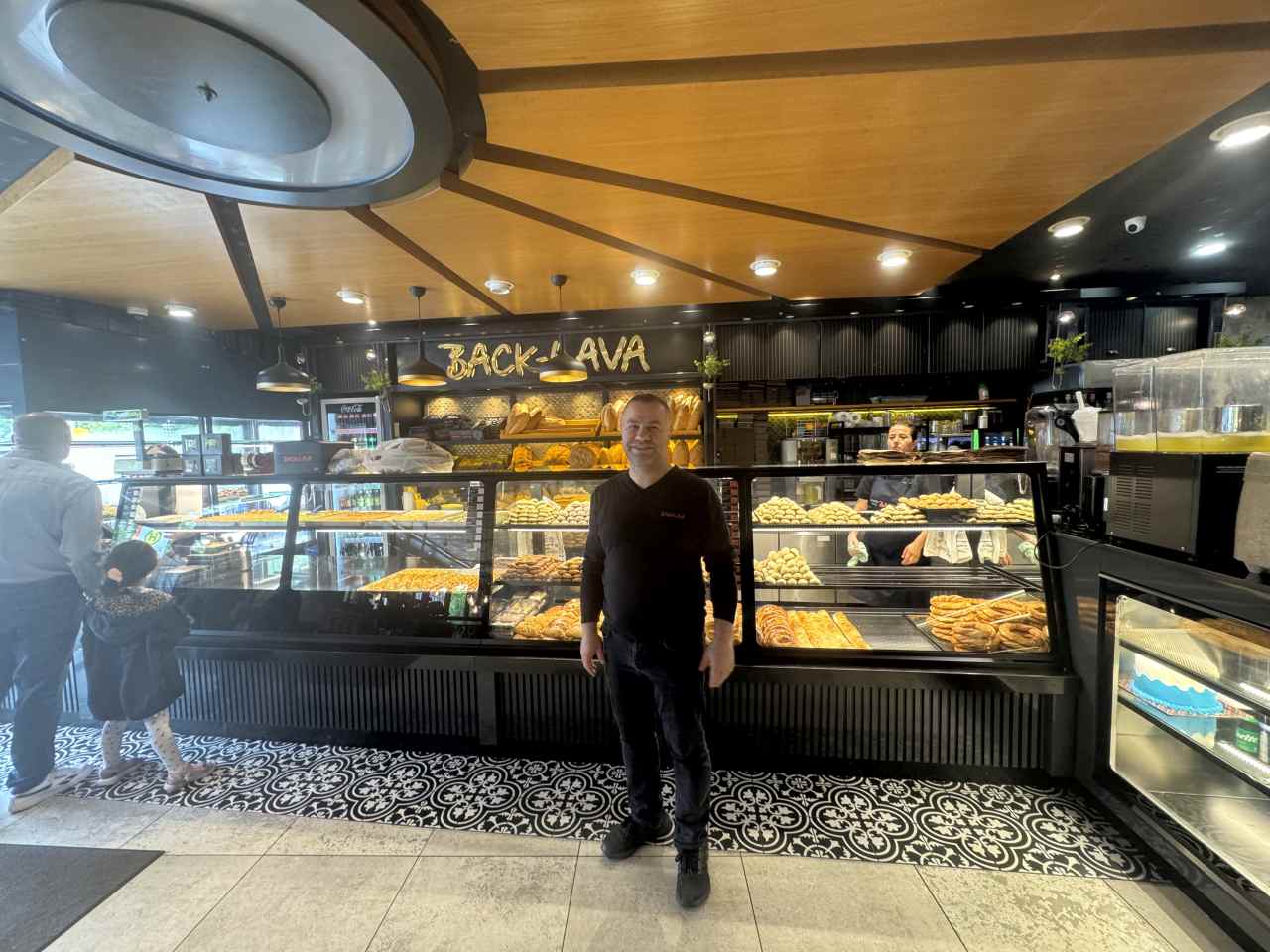BACK-LAVA BILLSTEDT’te 11 Yıllık Tecrübe: Müdür Taci Bakan Misafirlerini Güleryüzle Ağırlıyor