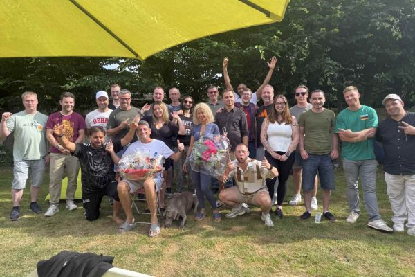 Lager-Team feiert Uwe Rodolph neuen Meisterposten – Grill, Tanz und Dankbarkeit im Garten von Marxen