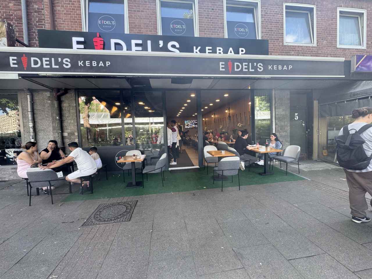 Uzun Kuyruklar, Sıcak Karşılama: Eidel’s Kebap’ta Yoğun İlgi