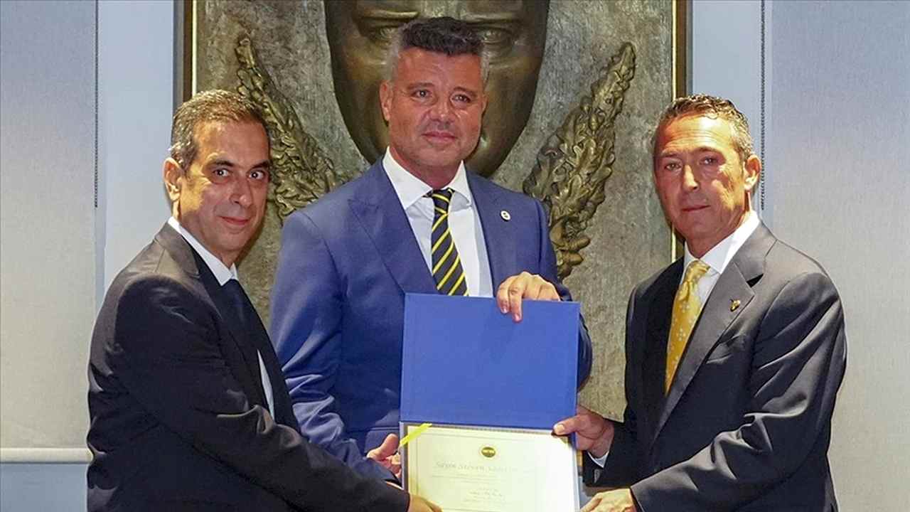 Fenerbahçe Başkanı Sadettin Saran ve yönetim kurulu üyeleri mazbatalarını aldı