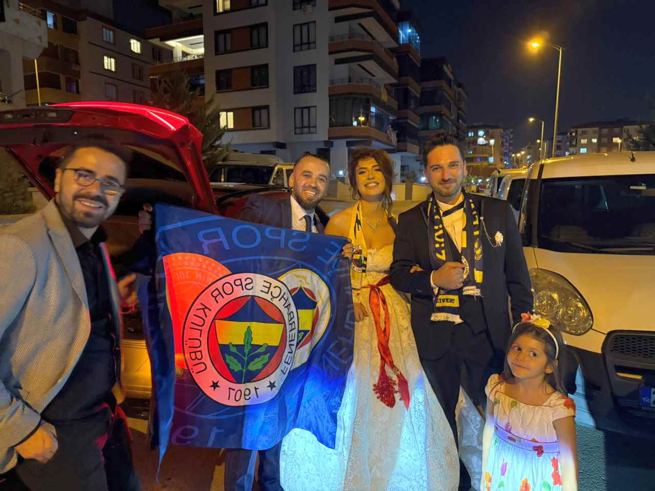 Fenerbahçe Tutkusu Düğüne Damga Vurdu: Gülay ve Erdal Evlendi