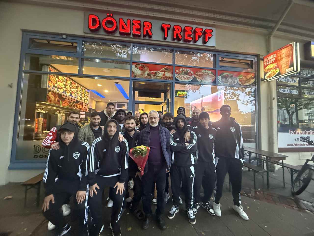 Döner Treff 25. Yılında Harburg Türkspor’la Ön Kutlama Yaptı